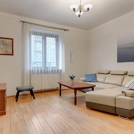 Center 4 - Jacuzzi By Grand غدينيا