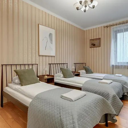 Center 4 - Jacuzzi By Grand غدينيا