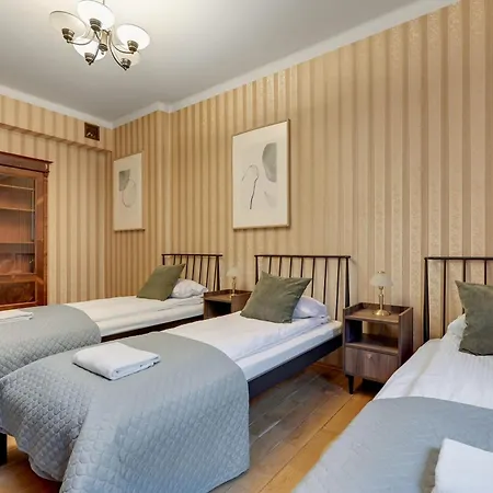 Center 4 - Jacuzzi By Grand * غدينيا