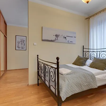 Center 4 - Jacuzzi By Grand شقة غدينيا