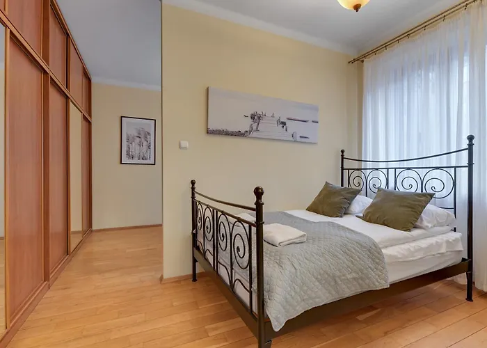 Center 4 - Jacuzzi By Grand شقة غدينيا