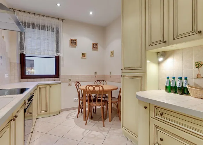 Center 4 - Jacuzzi By Grand غدينيا